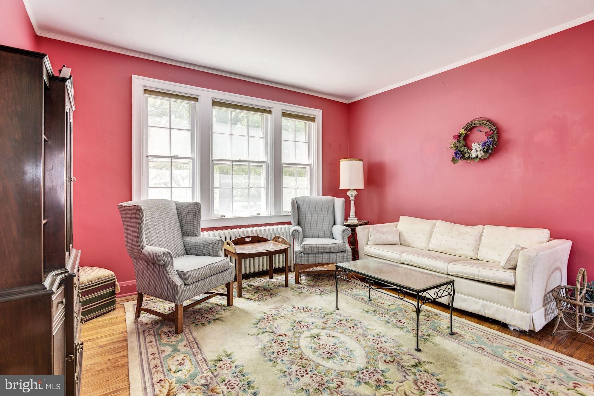 617 Nottingham Road Baltimore, MD 21229 - Photo 4 of 26 Living Room