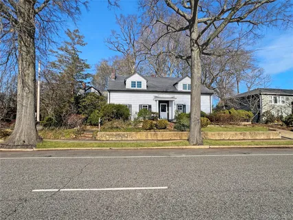 $999,888 | 118 Shelter Rock Road, Roslyn, NY 11576