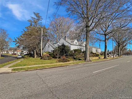 $999,888 | 118 Shelter Rock Road, Roslyn, NY 11576