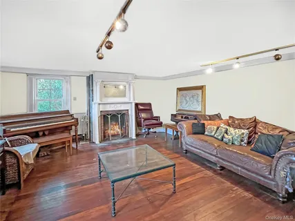 $999,888 | 118 Shelter Rock Road, Roslyn, NY 11576