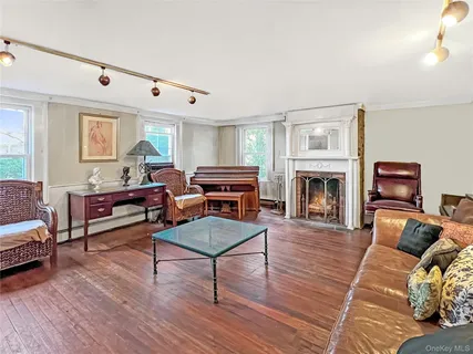 $999,888 | 118 Shelter Rock Road, Roslyn, NY 11576