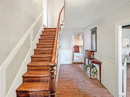 $999,888 | 118 Shelter Rock Road, Roslyn, NY 11576