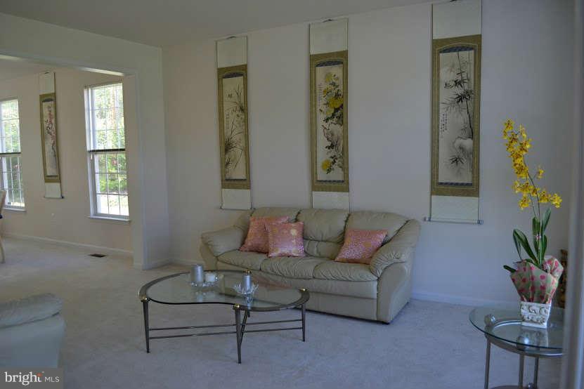 2305 Manor Spring Terrace Silver Spring, MD 20906 - Photo 4 of 22 Living Room