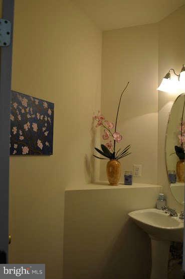 2305 Manor Spring Terrace Silver Spring, MD 20906 - Photo 7 of 22 Powder room