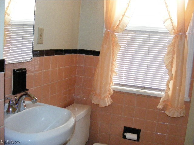 1692 Sunview Road Lyndhurst, OH 44124 - Photo 7 of 9