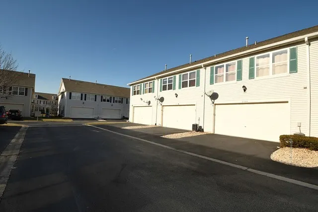 $2,400 | 2529 Capitol Avenue, Aurora, IL 60503