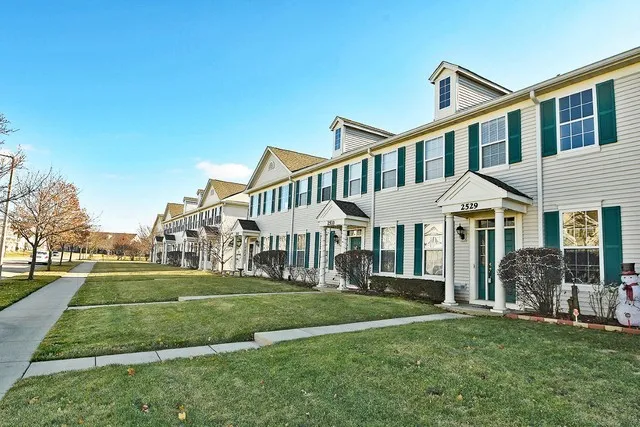 $2,400 | 2529 Capitol Avenue, Aurora, IL 60503