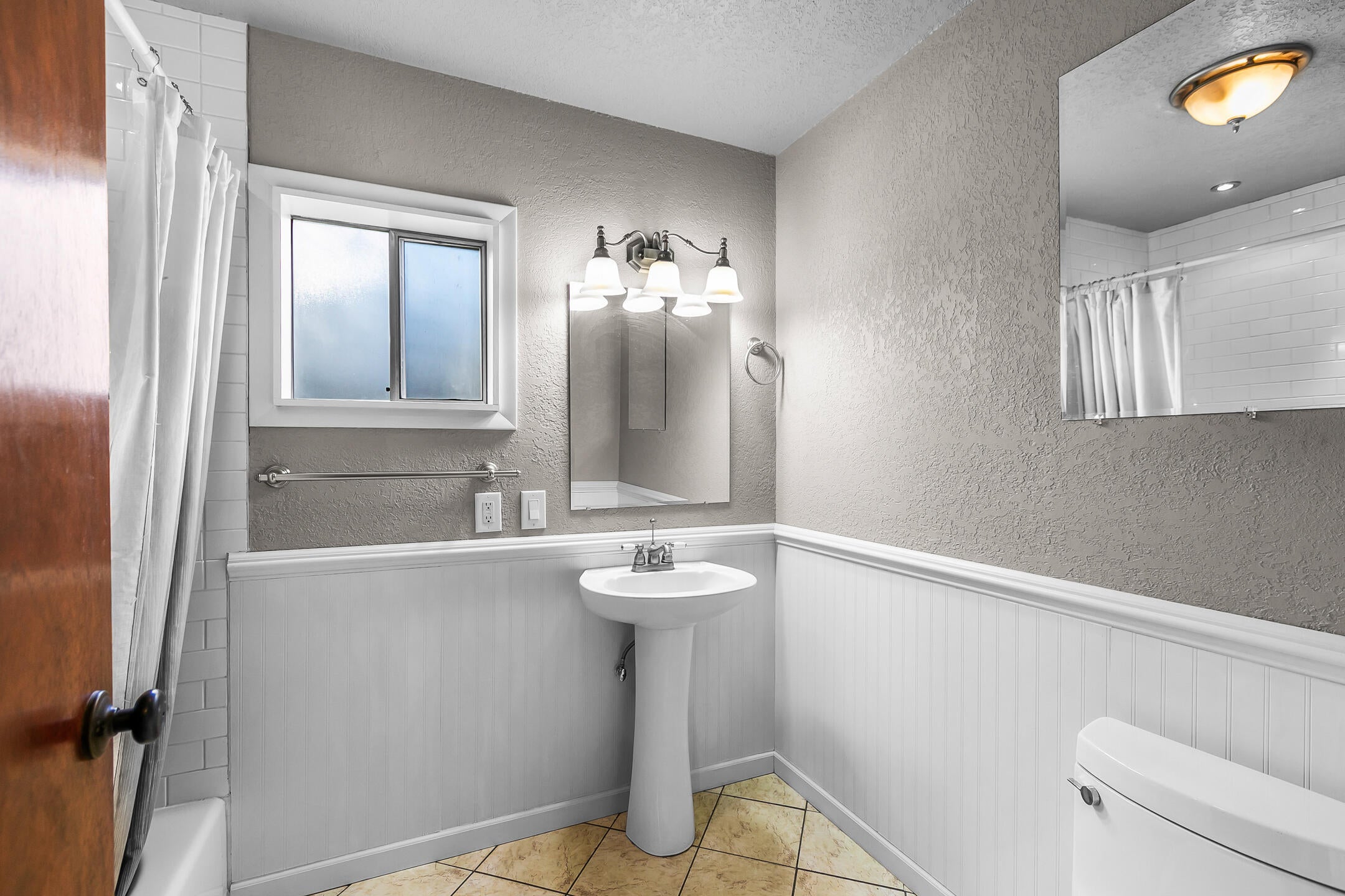 205 Southwest 9th Street Redmond, OR 97756 - Photo 16 of 24 Bathroom is in-between the 2 bedrooms