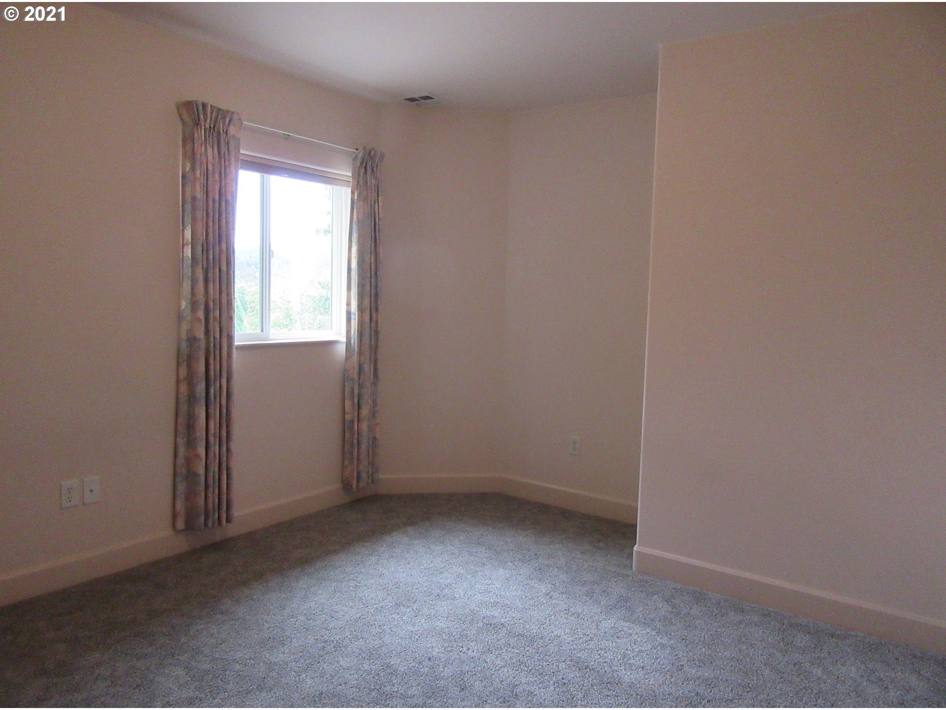 632 West D Street Springfield, OR 97477 - Photo 14 of 24 an empty room with windows