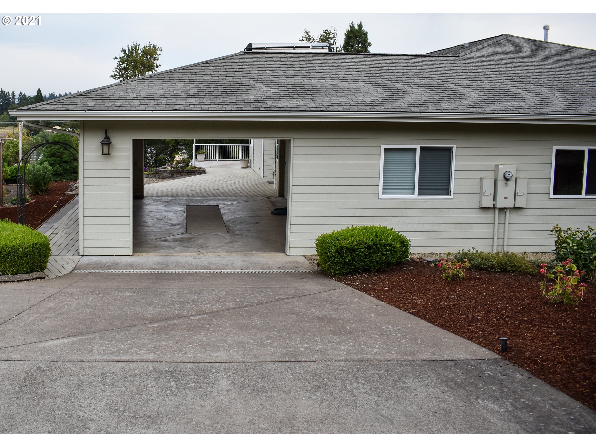 632 West D Street Springfield, OR 97477 - Photo 3 of 24 a front view of house with yard