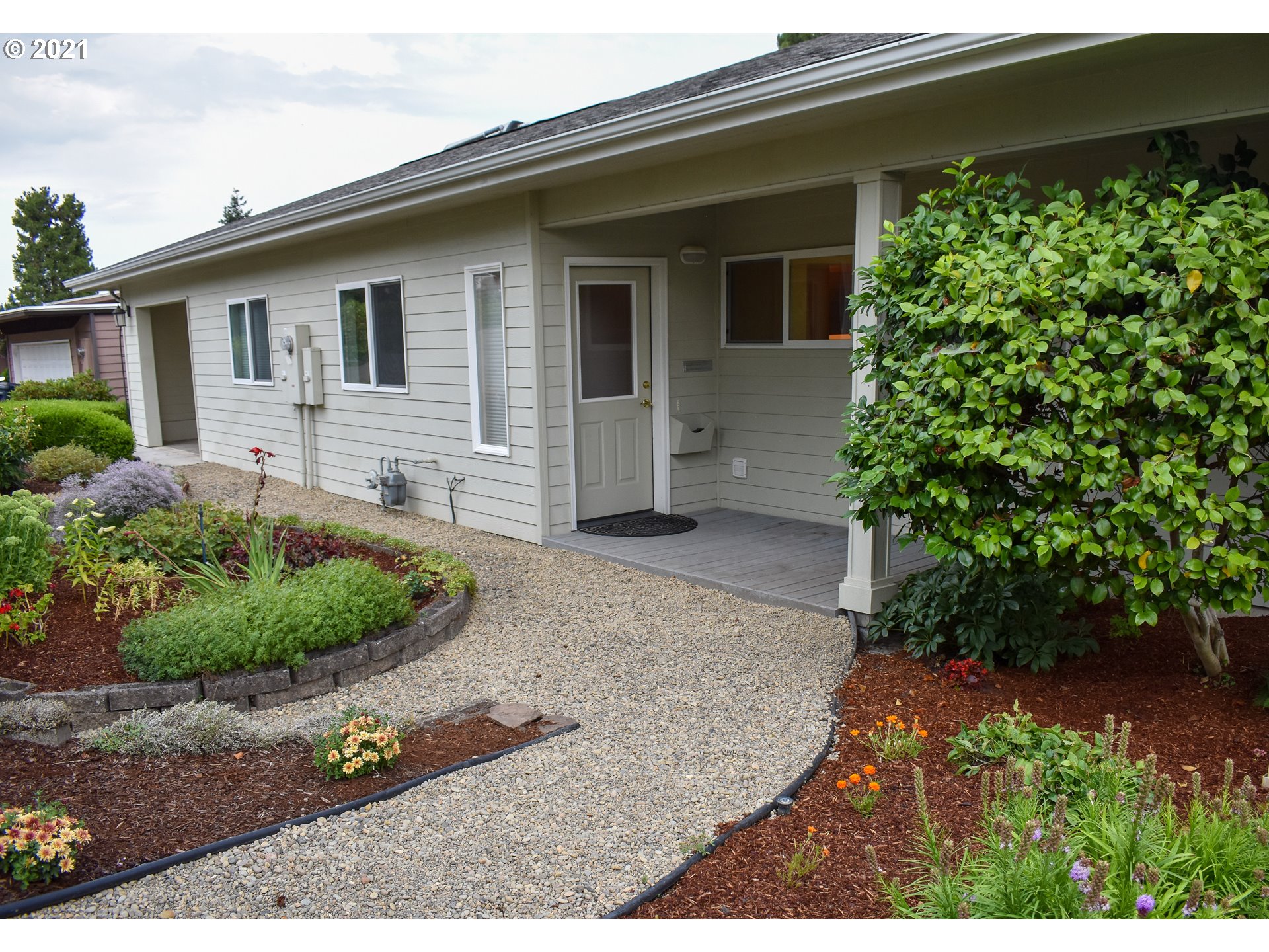 632 West D Street Springfield, OR 97477 - Photo 22 of 24 front view of a house with a yard
