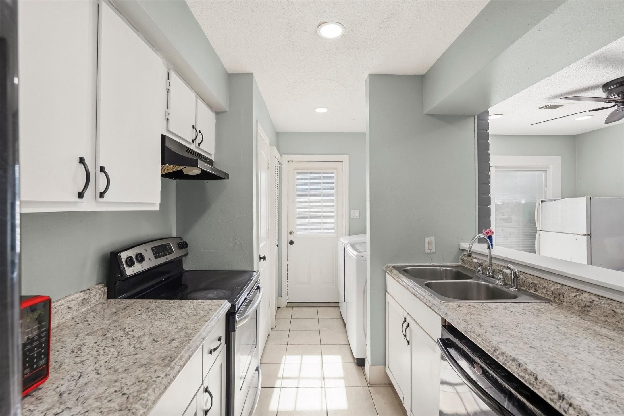 9458 Neuens Road, Unit 9458 Houston, TX 77080 - Photo 5 of 22 Kitchen