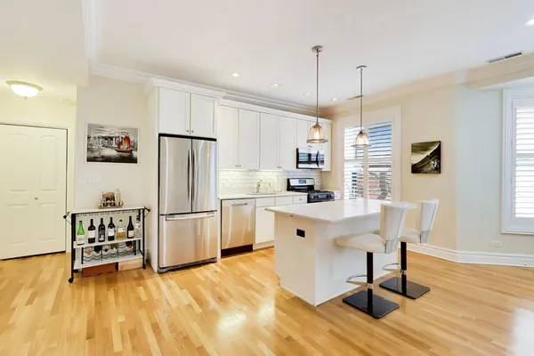 $4,400 | 1701 North Crilly Court, Unit 2E, Chicago, IL 60614