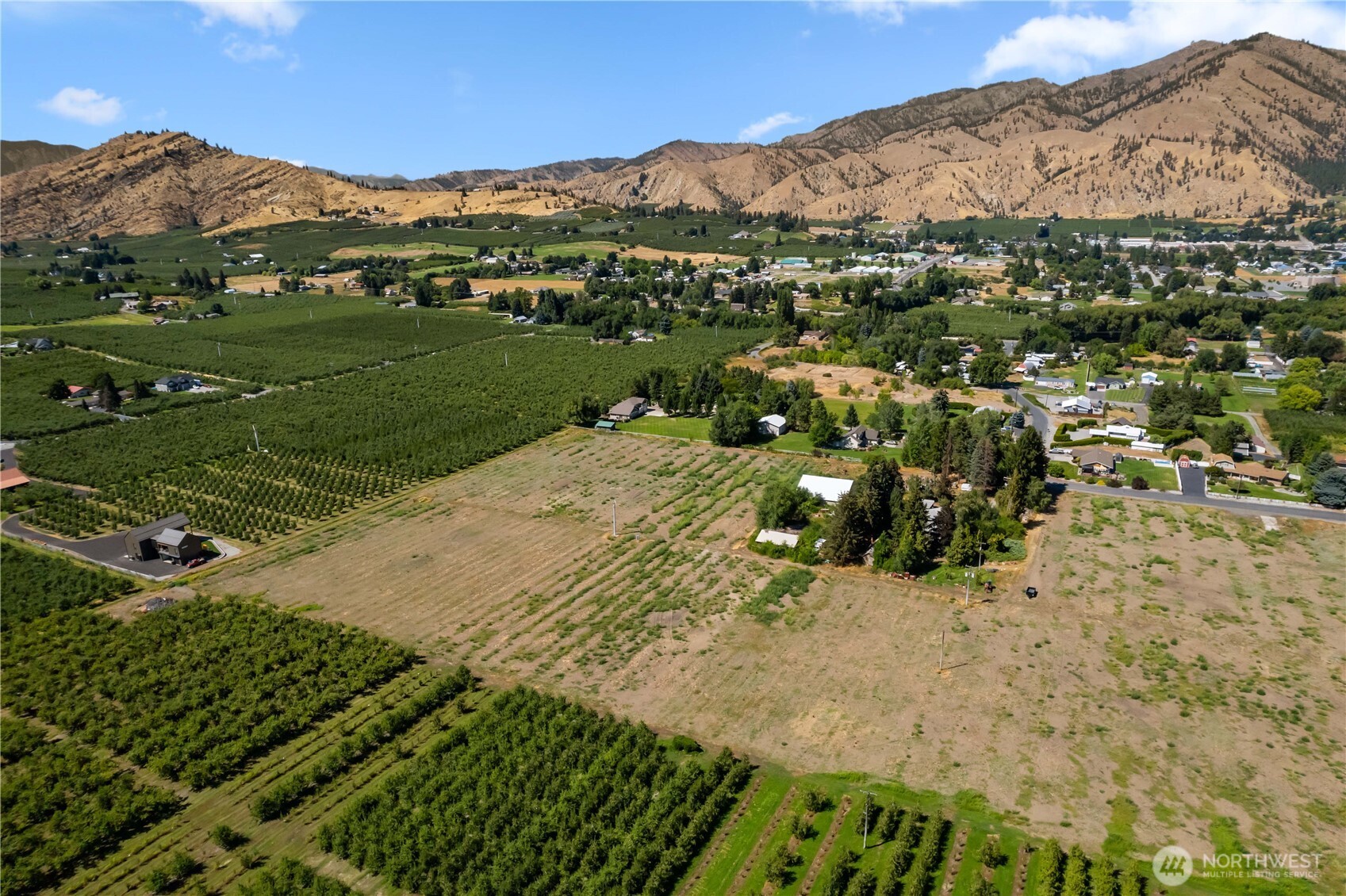 0 Wohlers Road Cashmere, WA 98815 - Photo 8 of 15 a view of a street with a mountain