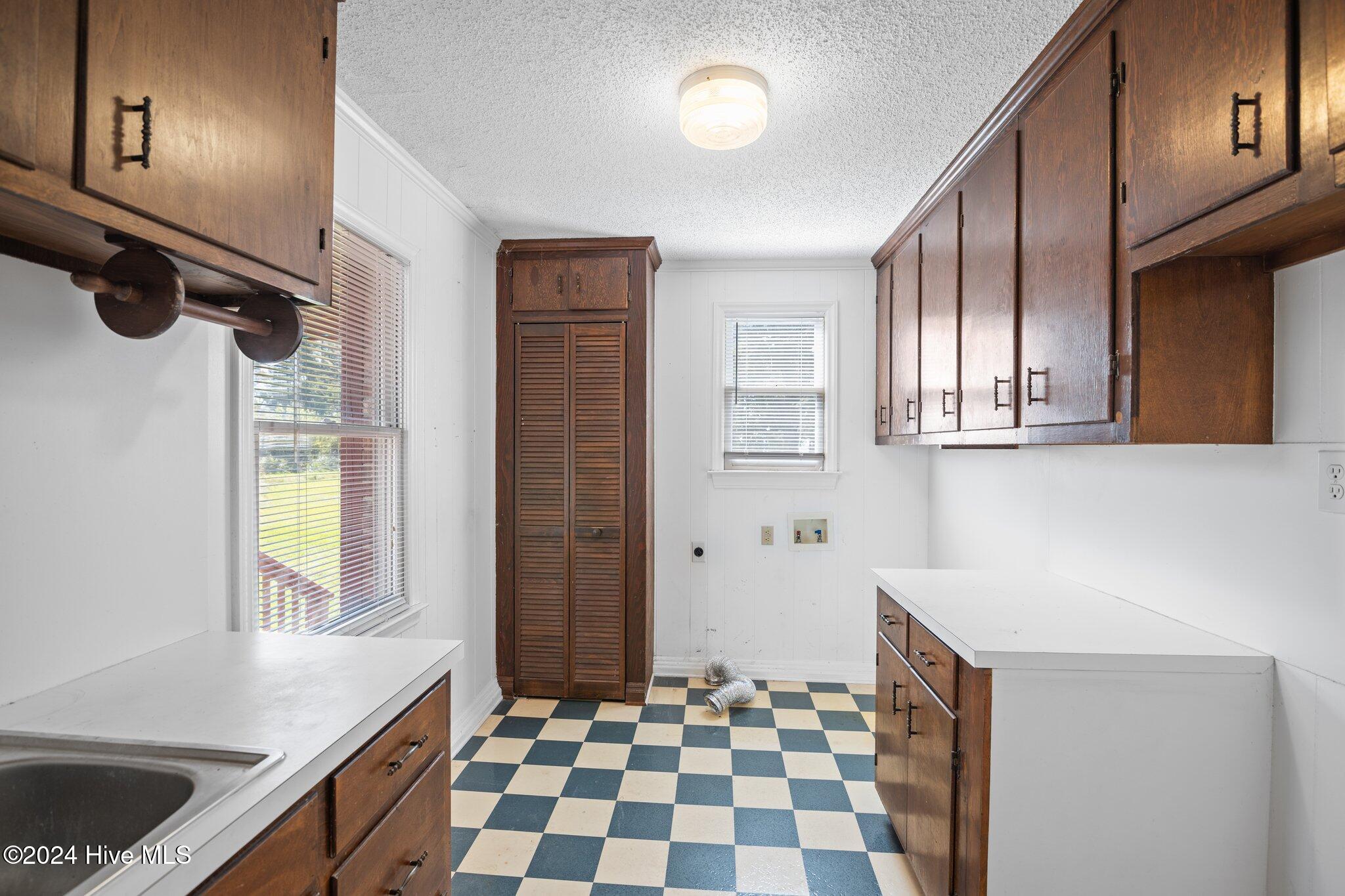 121 Pine Tree Path Bath, NC 27808 - Photo 40 of 42 121 Pinetree Laundry2