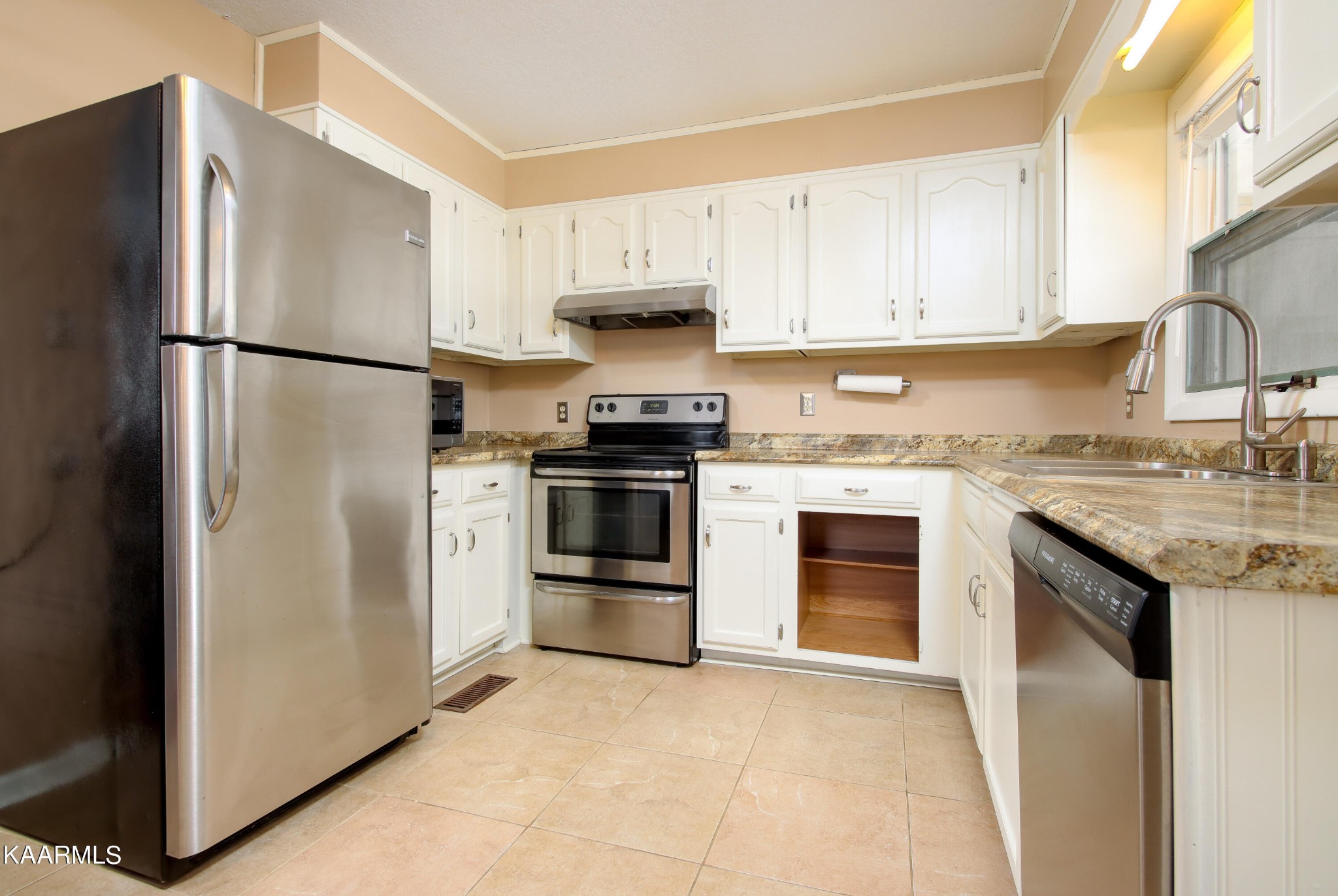 524 East Raccoon Valley Drive Heiskell, TN 37754 - Photo 8 of 19 a kitchen with granite countertop a refrigerator stove and sink