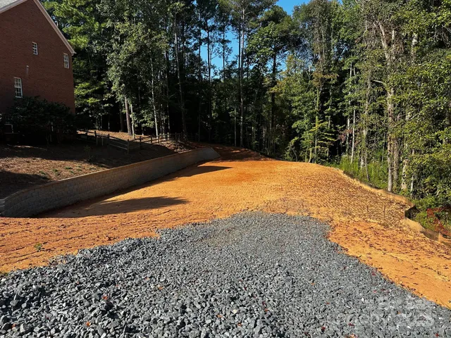 a view of a backyard with basketball court