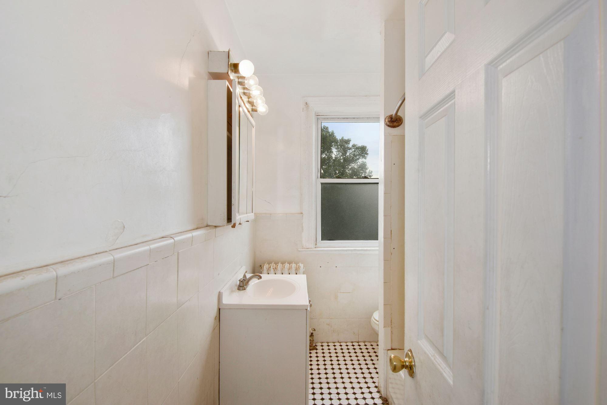 638 Rock Creek Church Road Northwest Washington, DC 20010 - Photo 23 of 39 Bathroom