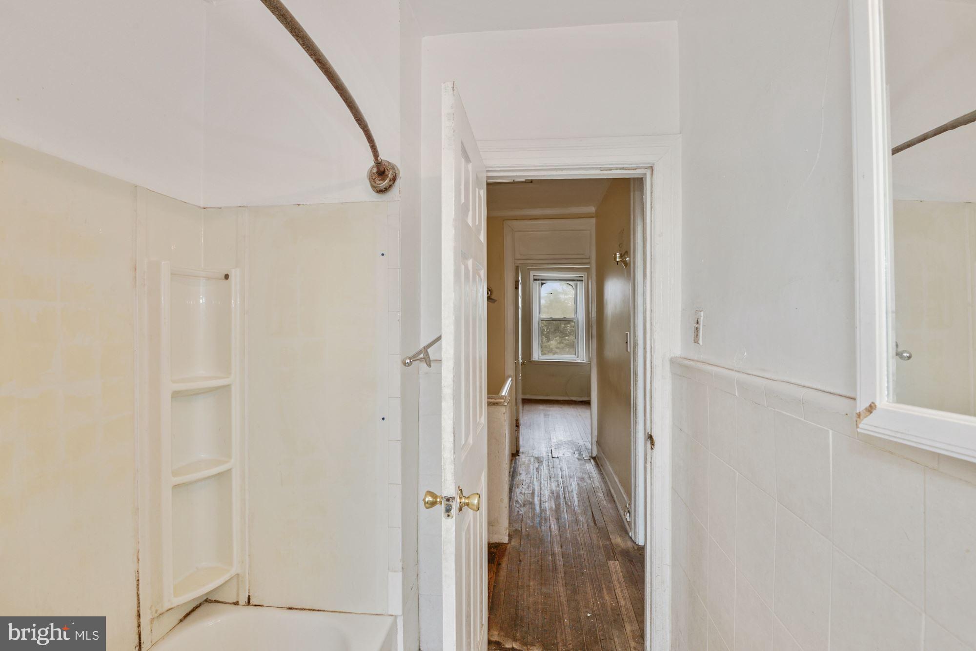 638 Rock Creek Church Road Northwest Washington, DC 20010 - Photo 24 of 39 Bathroom