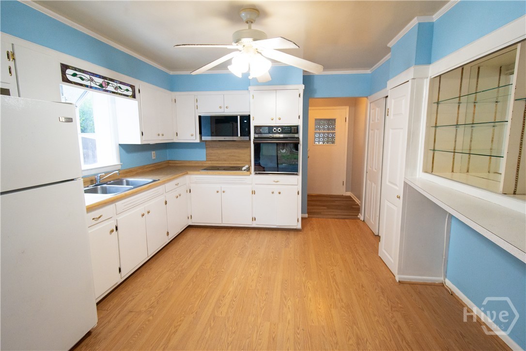 Kitchen (no dishwasher)