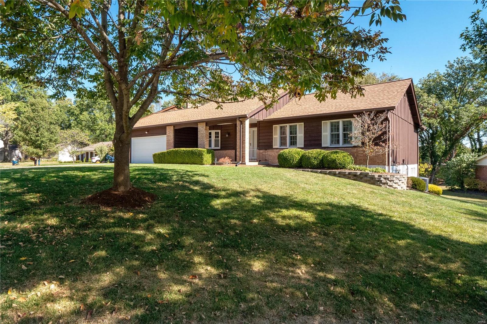 1982 Ridge Lake Drive Chesterfield, MO 63017 - Photo 2 of 41 Gallery Image 2