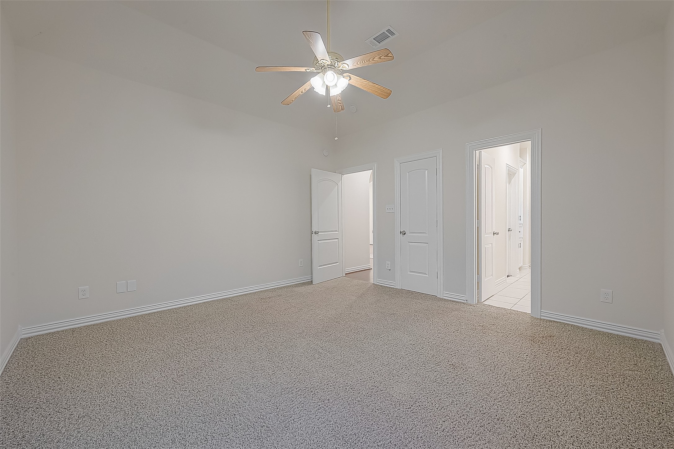 1189 Lovett Street Tomball, TX 77375 - Photo 7 of 36 an empty room with closet and a ceiling fan