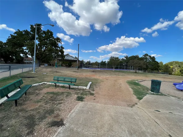 a view of a yard with a tree