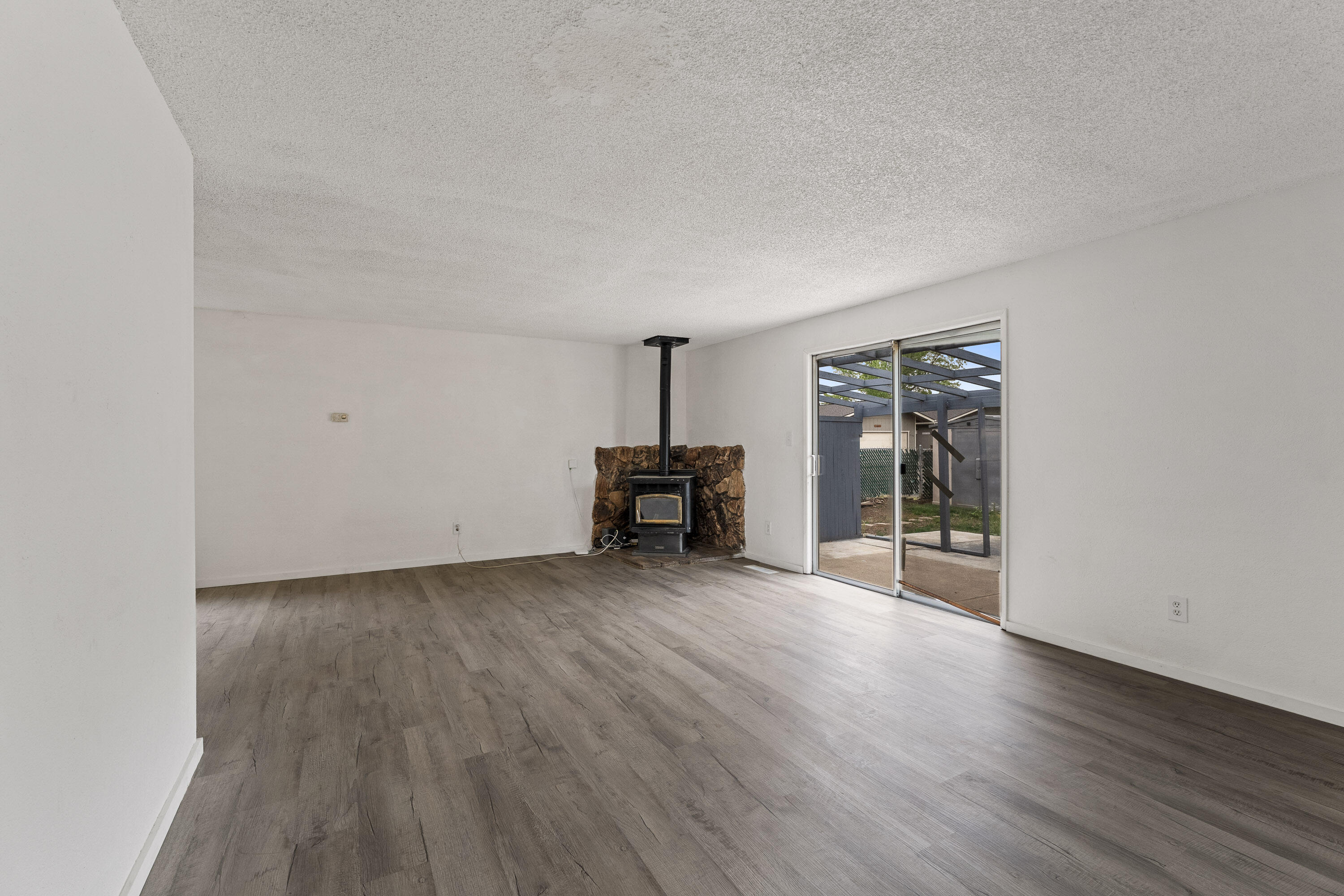 2098 Delta Waters Road Medford, OR 97504 - Photo 7 of 23 INT (9 of 14) (2)