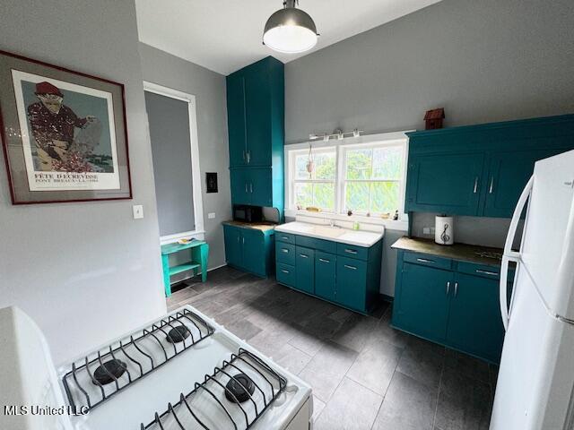 205 Linton Avenue Natchez, MS 39120 - Photo 6 of 22 KITCHEN