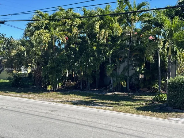 a view of a house with a yard and plants