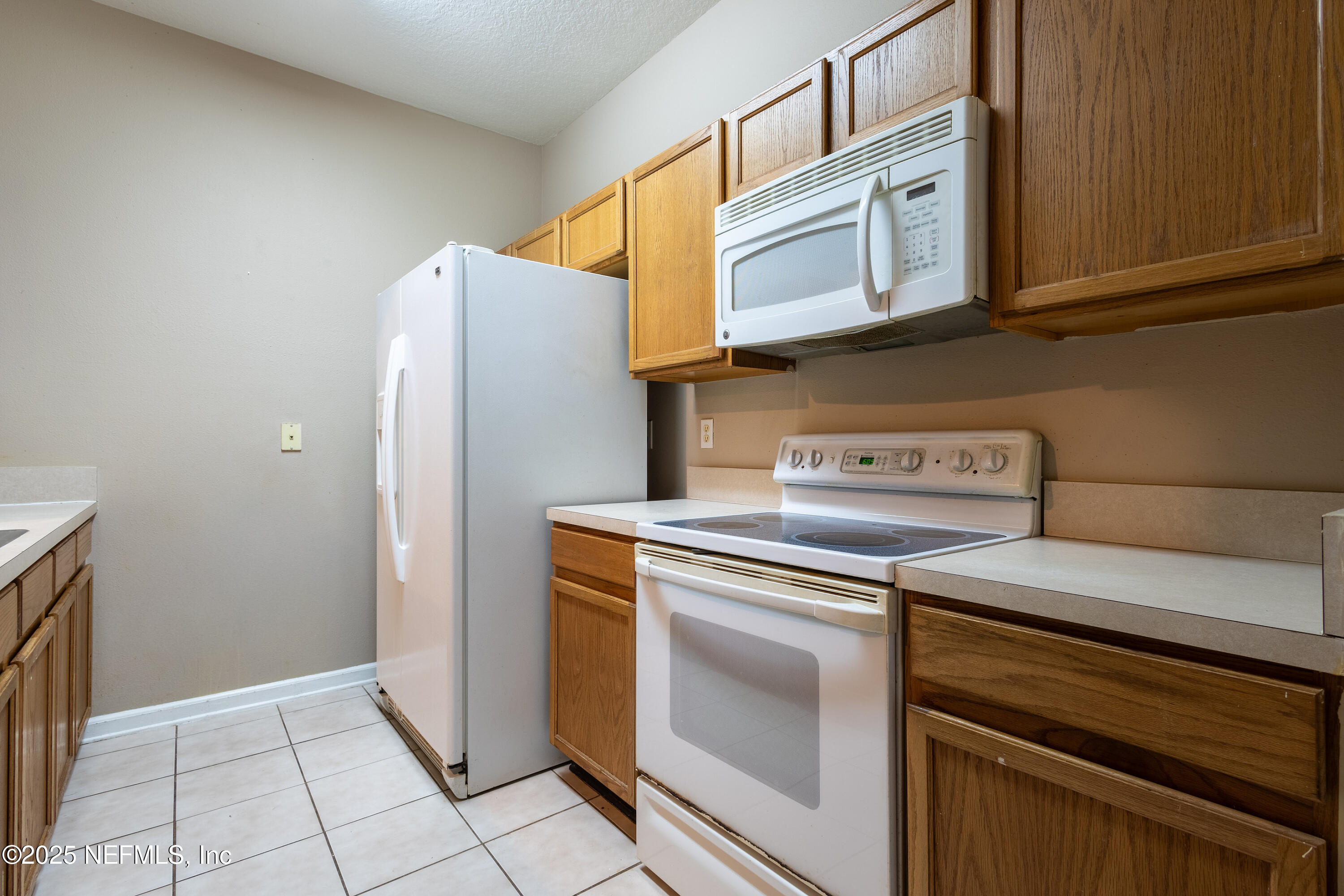 10550 Baymeadows Road, Unit 610 Jacksonville, FL 32256 - Photo 11 of 35 a view of a kitchen with washer and dryer