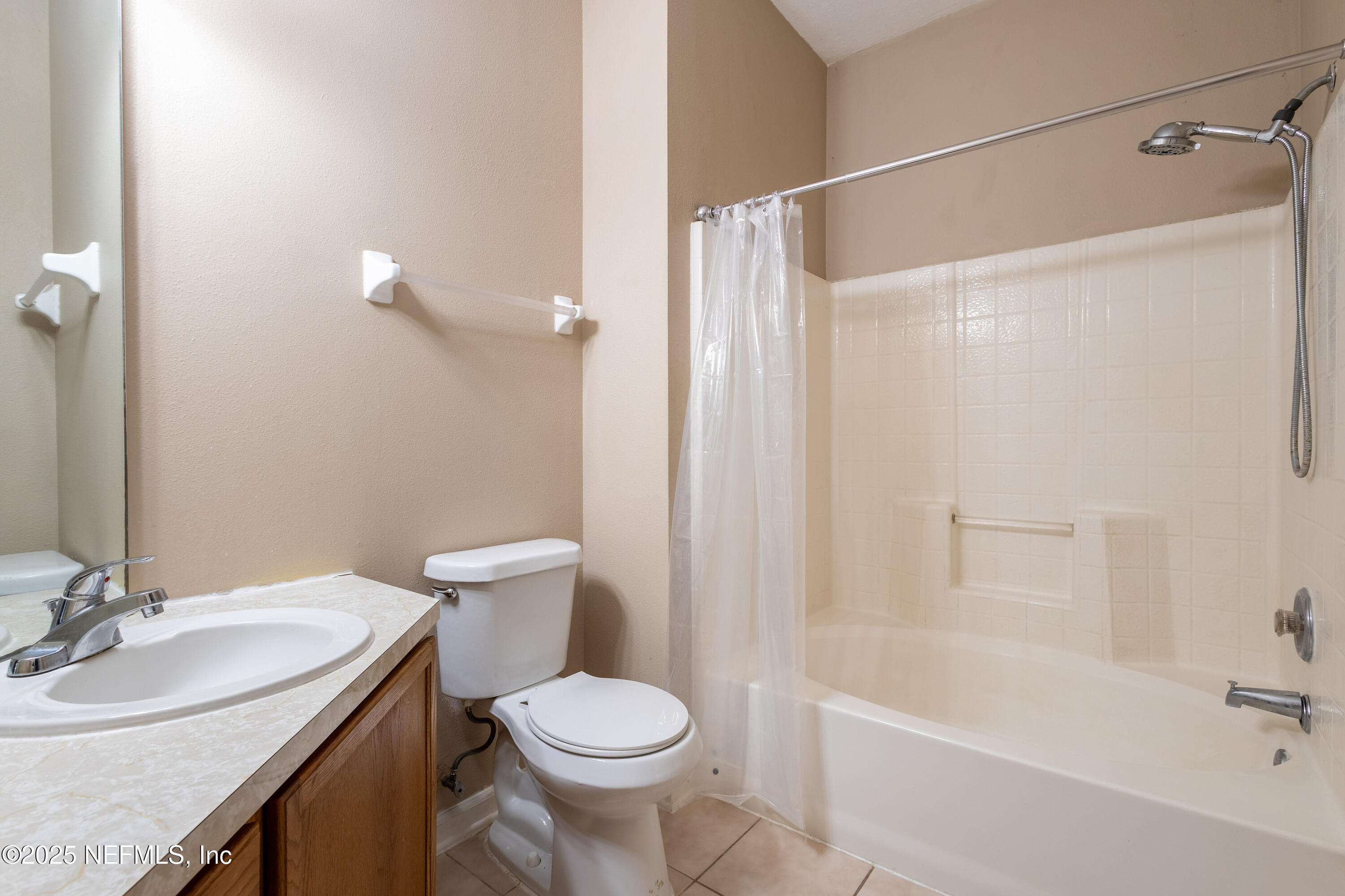 10550 Baymeadows Road, Unit 610 Jacksonville, FL 32256 - Photo 18 of 35 a bathroom with a sink a toilet and a bathtub