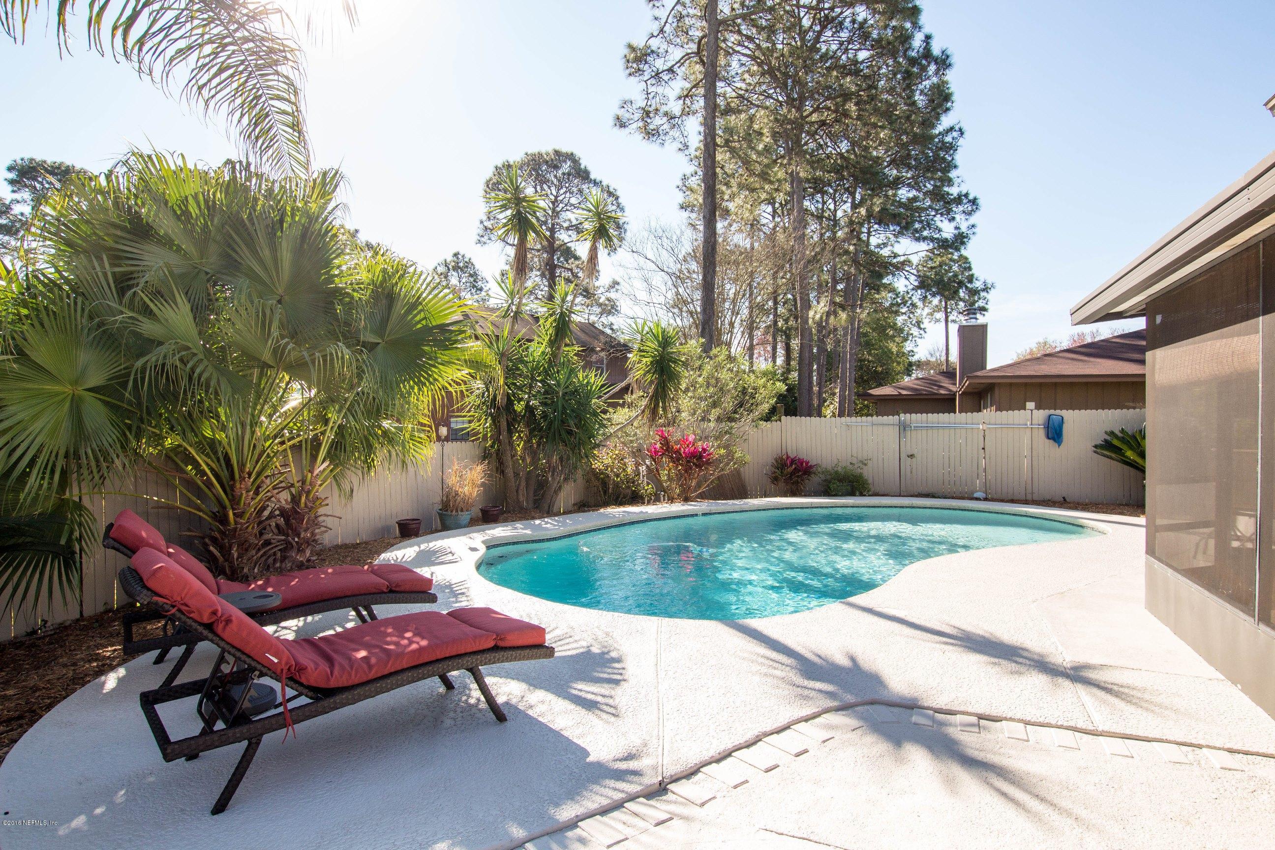 1609 Derringer Road Jacksonville, FL 32225 - Photo 8 of 33 a backyard with a table and chairs