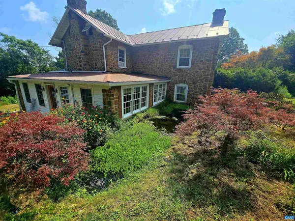 a view of a house with yard and plants