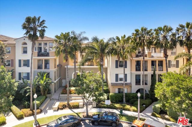 a view of entryway with outdoor space