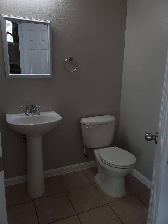 3701 Holden Court Round Rock, TX 78665 - Photo 19 of 21 a bathroom with a sink toilet and a mirror