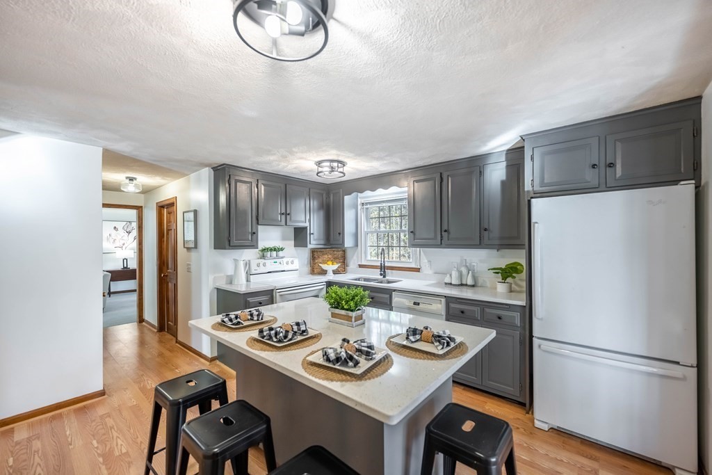 7 Buchan Road Andover, MA 01810 - Photo 3 of 35