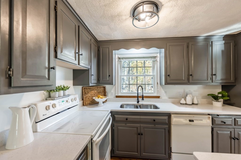 7 Buchan Road Andover, MA 01810 - Photo 7 of 35