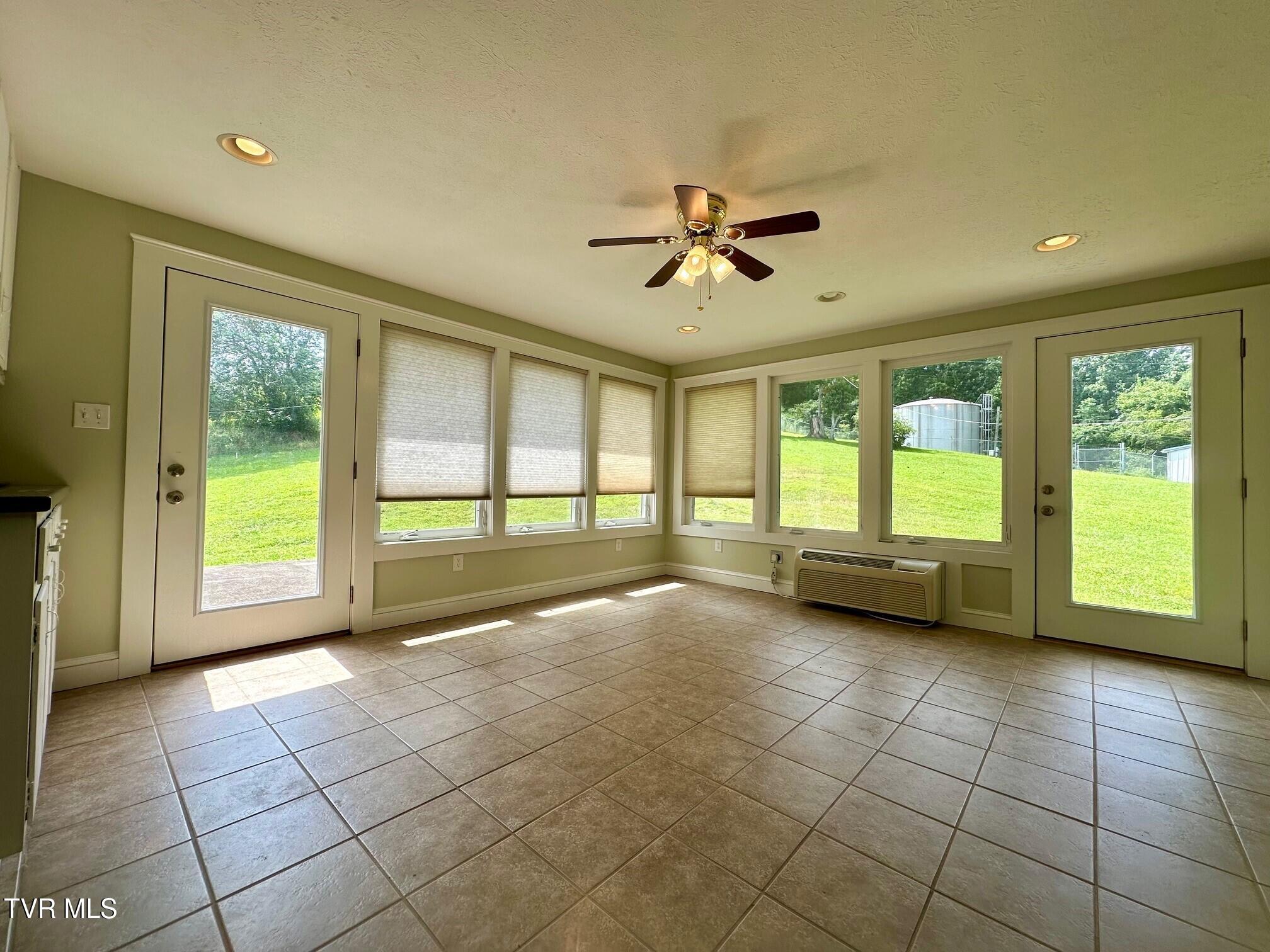 5454 Brooks Way Bristol, VA 24202 - Photo 16 of 21 Sunroom
