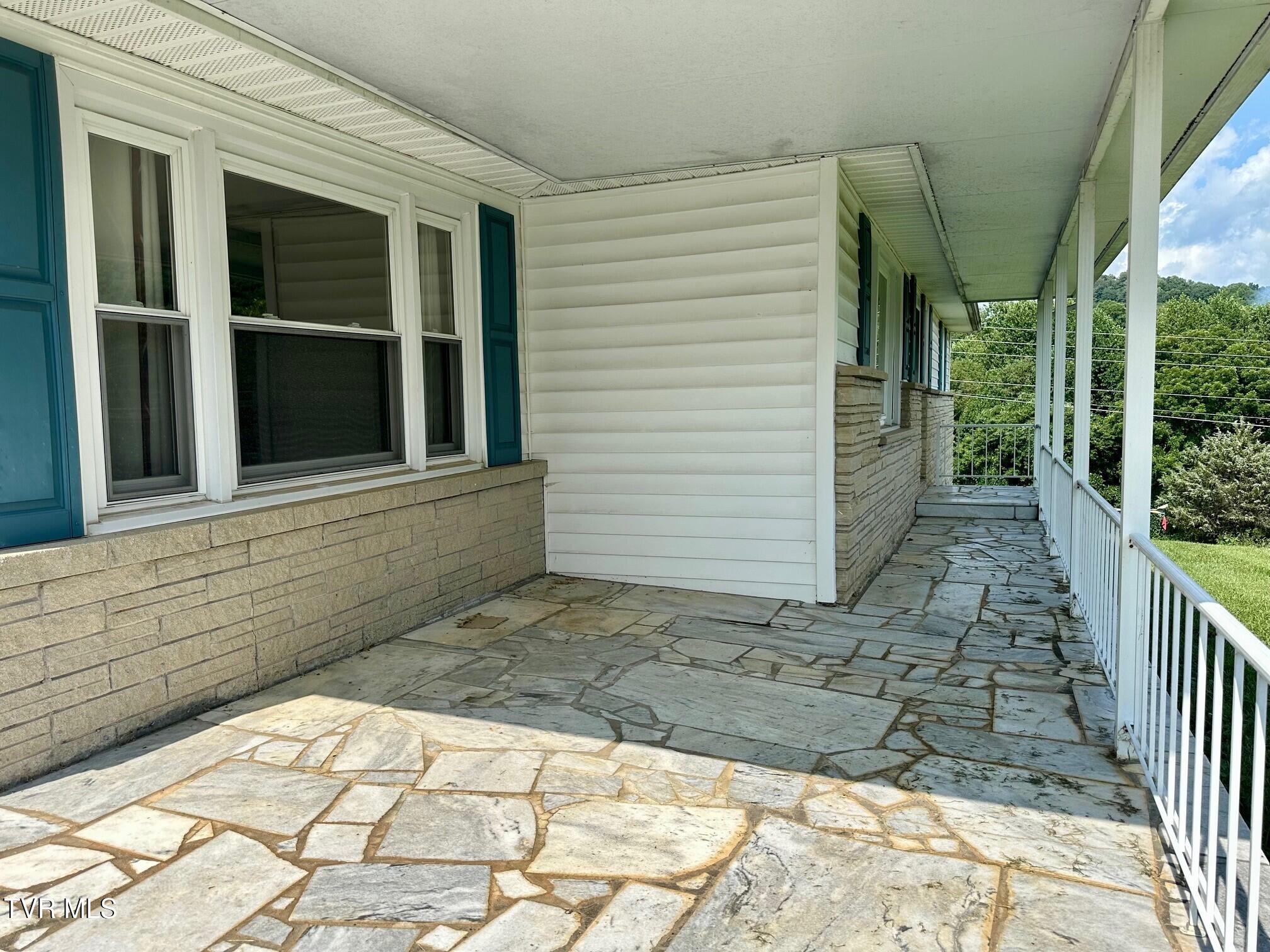 5454 Brooks Way Bristol, VA 24202 - Photo 3 of 21 Porch