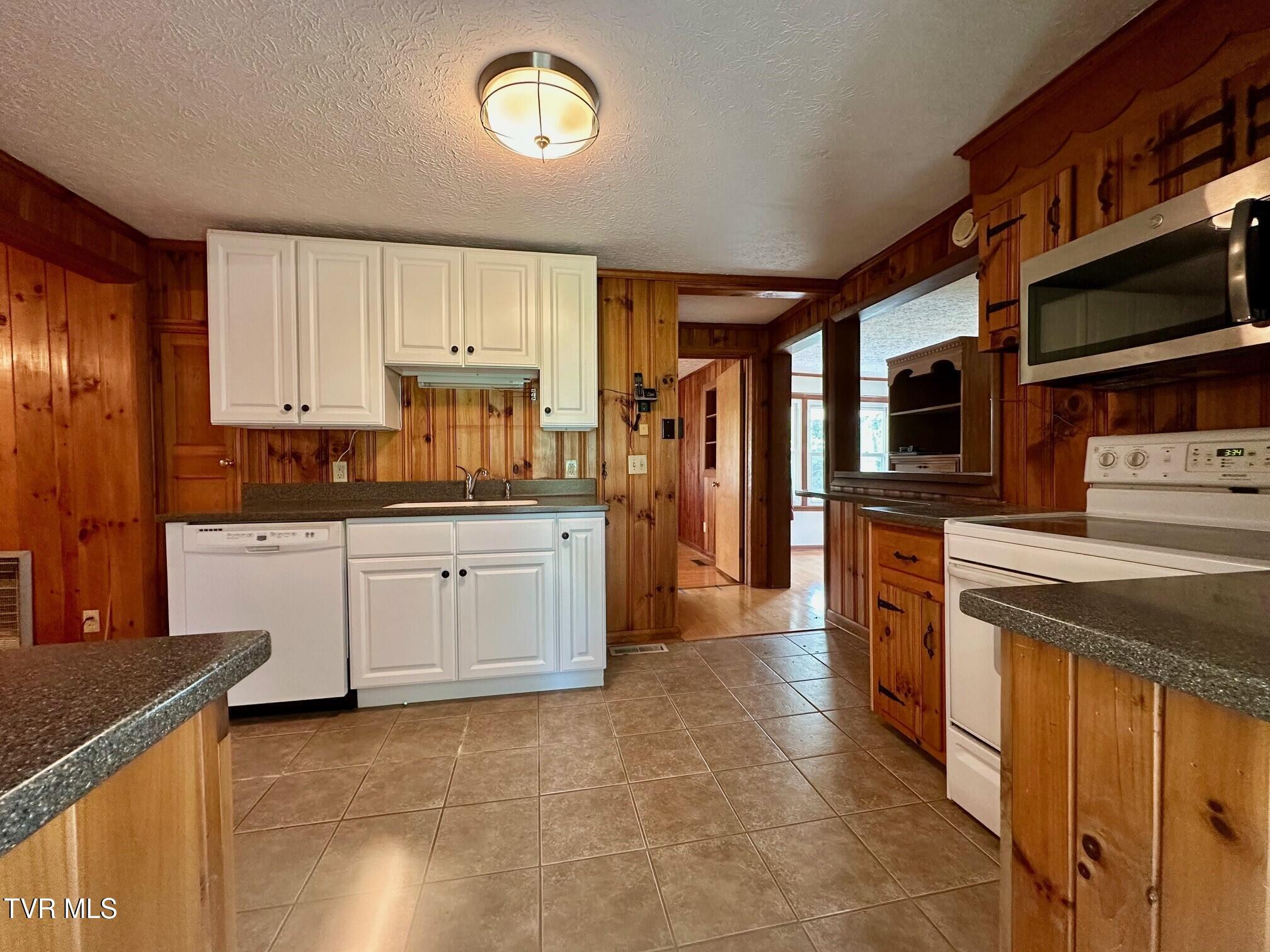 5454 Brooks Way Bristol, VA 24202 - Photo 8 of 21 Kitchen
