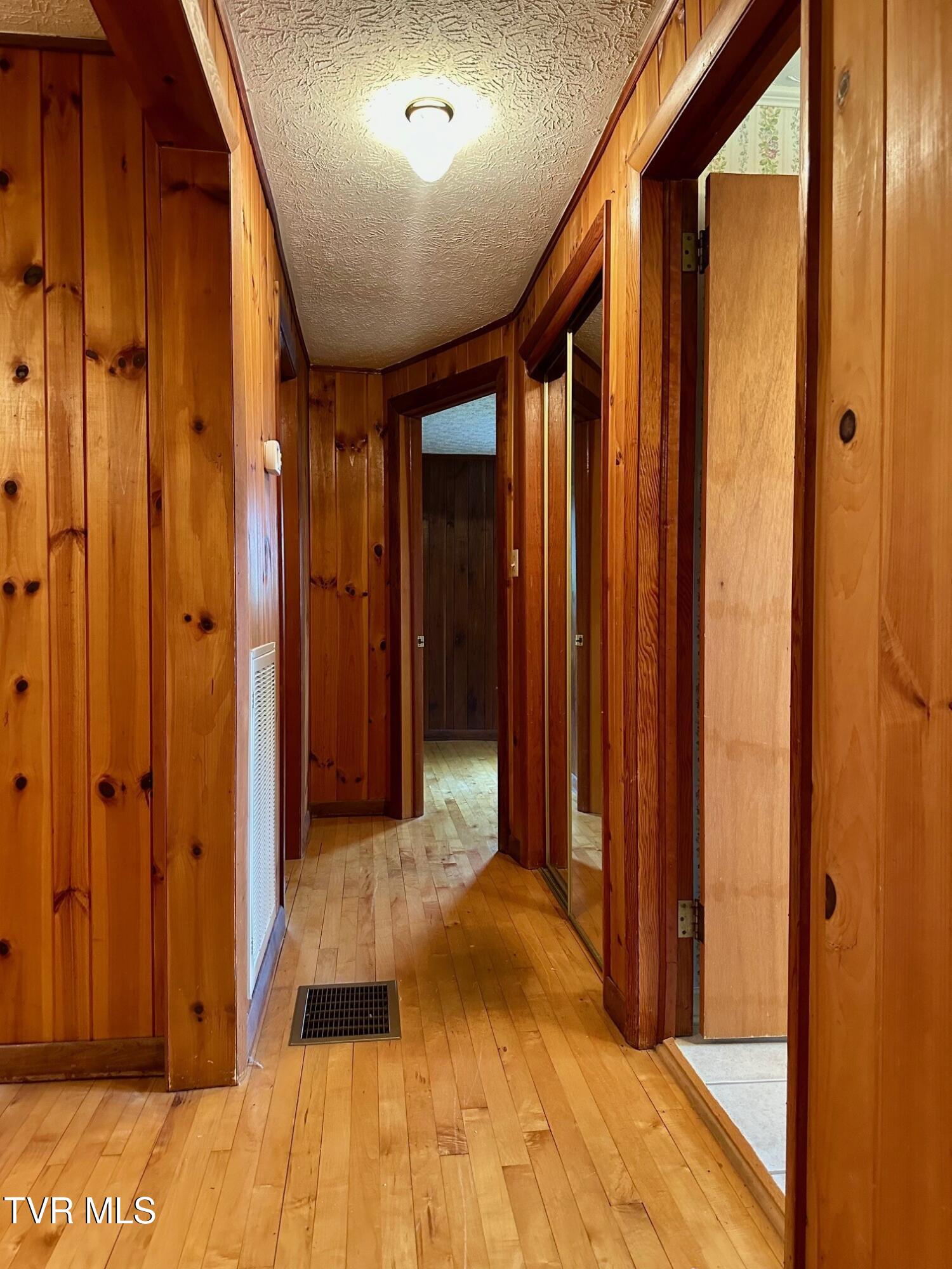 5454 Brooks Way Bristol, VA 24202 - Photo 10 of 21 Hallway