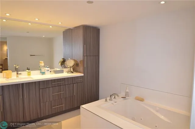 $5,000 | 19355 Turnberry Way, Unit 7L, Aventura, FL 33180