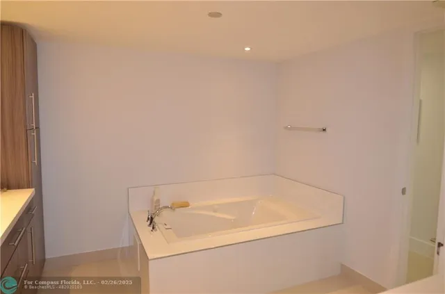 $5,000 | 19355 Turnberry Way, Unit 7L, Aventura, FL 33180