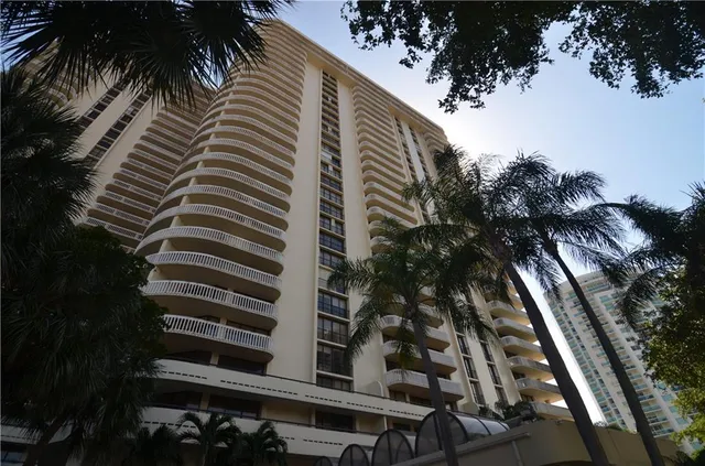 $5,000 | 19355 Turnberry Way, Unit 7L, Aventura, FL 33180