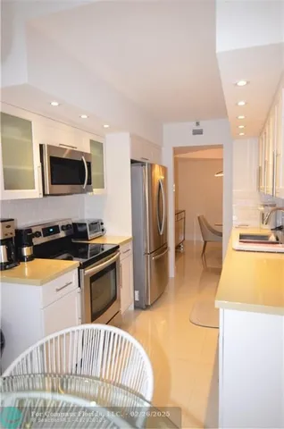 $5,000 | 19355 Turnberry Way, Unit 7L, Aventura, FL 33180