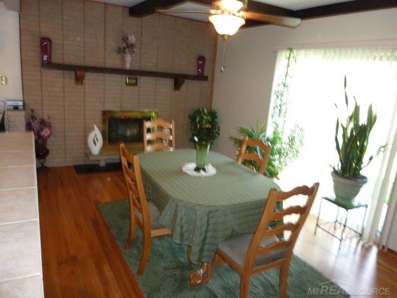 30514 Ridgefield Avenue Warren, MI 48088 - Photo 10 of 22 31259041-9.JPG