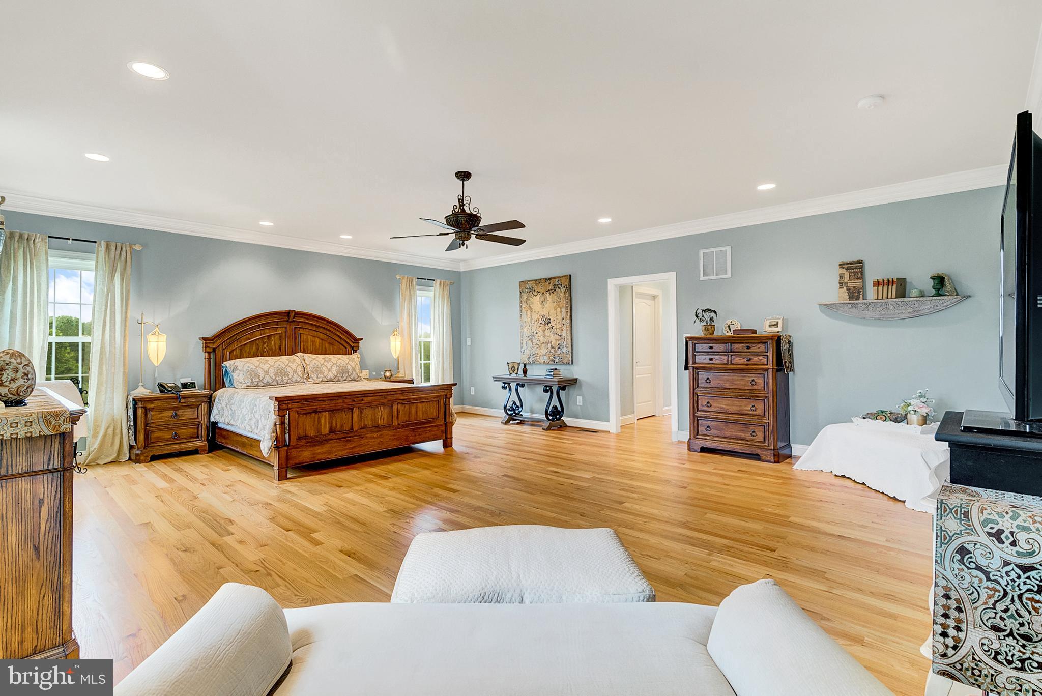 8633 Shepherds Way Rixeyville, VA 22737 - Photo 21 of 48 a living room with furniture and a lamp