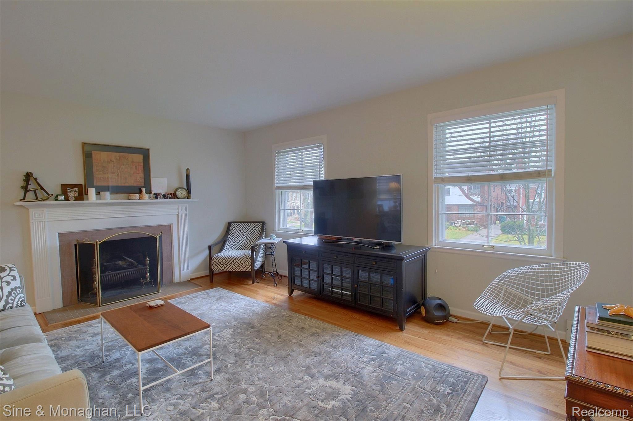 950 Harcourt Road Grosse Pointe, MI 48230 - Photo 4 of 30 4-Living Room.jpg
