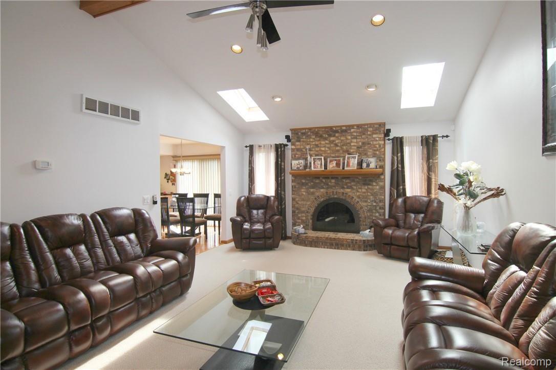 3215 Primrose Drive Rochester, MI 48307 - Photo 13 of 31 Primrose Dr Great Room 2.jpg